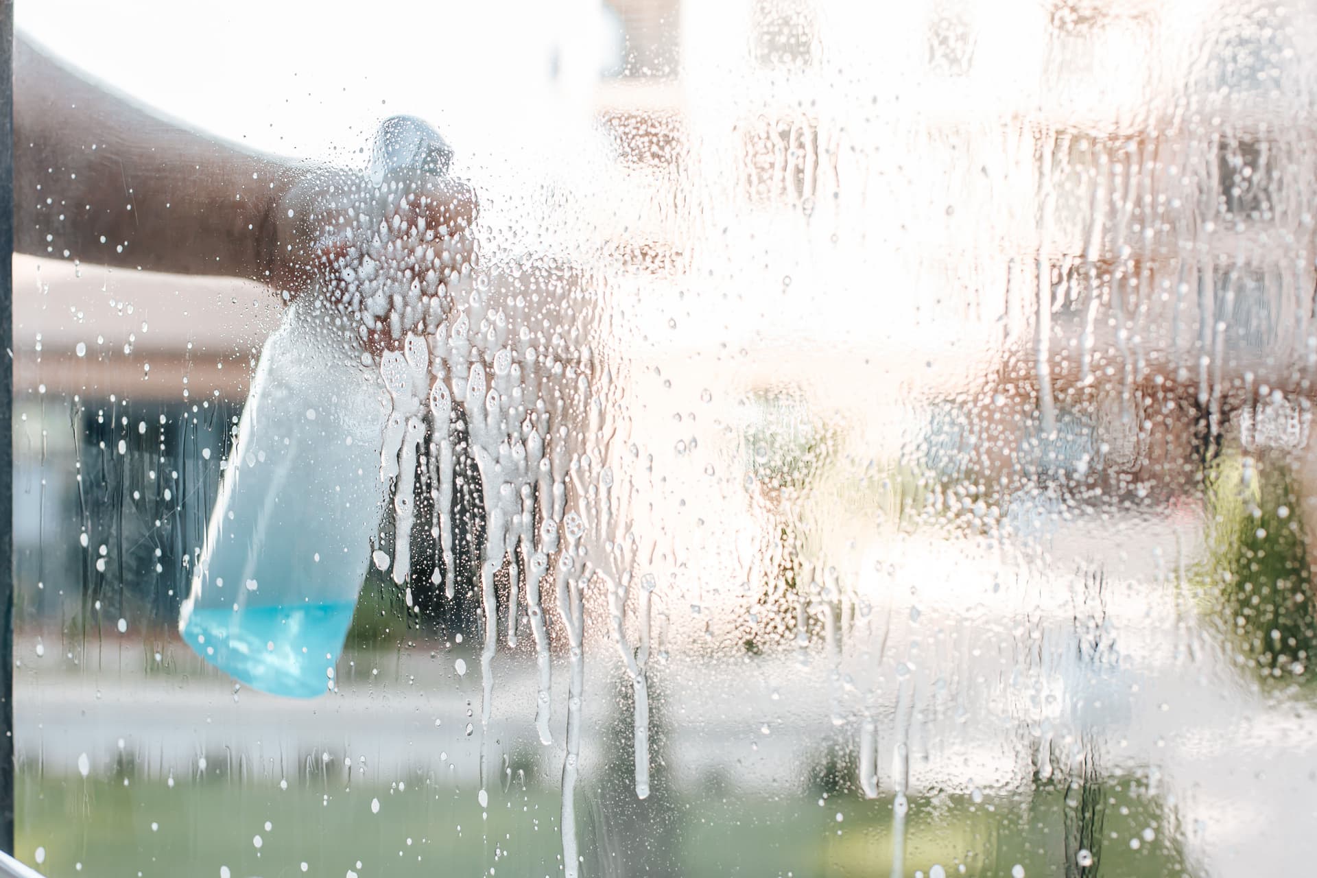 Blog post DIY Window Cleaning: No Streaks, No Stress - The Secret is in the Suds image