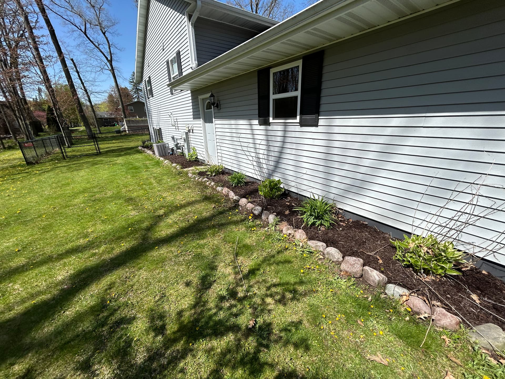 Gallery photos for Fresh Mulch Install That Actually Does Its Job: Image #3